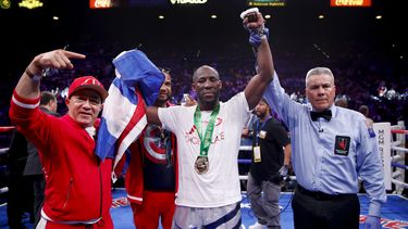 Yordenis Ugas, centro, reacciona al ser declarado ganador por el &aacute;rbitro Russell Mora, a la derecha, luego de derrotar por decisi&oacute;n un&aacute;nime a Omar Figueroa Jr. en una pelea de peso welter el s&aacute;bado 20 de julio de 2019 en Las Vegas.