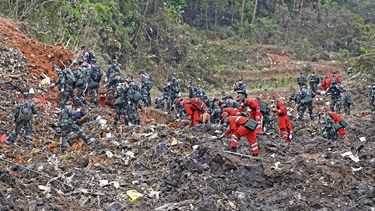 En esta imagen, distribuida por la agencia noticiosa Xinhua, rescatistas buscan las cajas negras en el lugar donde se estrelló un avión, en el condado de Tengxian, en la región autónoma china de Guangxi Zhuang, el 22 de marzo de 2022.&nbsp;