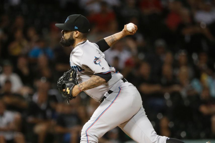 Antes de la fecha límite de cambios, los Marlins habían enviado al mexicano Sergio Romo a los Mellizos de Minnesota a cambio de&nbsp;al primera base dominicano Lewin Díaz.