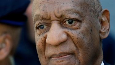 En esta foto del 26 de abril de 2018, el actor y comediante Bill Cosby sale del juzgado tras ser hallado culpable en un nuevo juicio de abuso sexual en Norristown, Pensilvania.