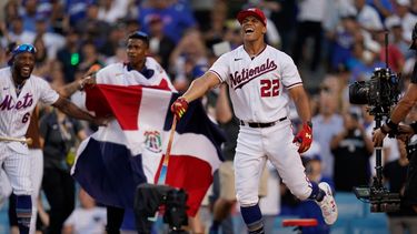 Juan Soto de los Nacionales de Washington celebra tras ganar el Derbi de Jonrones de las Grandes Ligas, el lunes 18 de julio de 2022, en Los Ángeles.