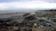 Basura depositada en la playa por la marea.