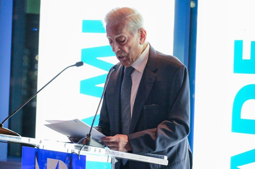 El premio nobel de literatura, Mario Vargas Llosa. 