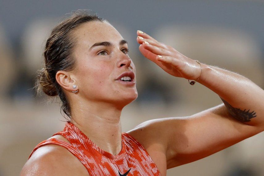 Aryna Sabalenka de Bielorrusia celebra después de su partido de segunda ronda del Abierto de Francia de tenis contra la japonesa Moyuka Uchijima en Roland Garros, en París, el jueves 30 de mayo de 2024.