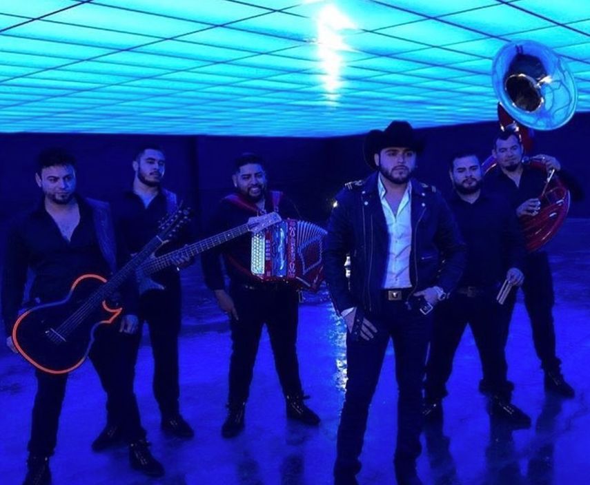 El cantante mexicano Gerardo Ortiz y su banda.