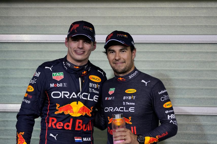 Los pilotos de Red Bull, el holandés Max Verstappen, izquierda, y el mexicano Sergio Checo Pérez, posan luego de la clasificación para el Gran Premio de Abu Dabi de la Fórmula 1. Verstappen ganó la pole y Pérez el segundo puesto de largada en Abu Dabi, Emiratos Árabes Unidos, sábado 19 de noviembre de 2022.&nbsp;