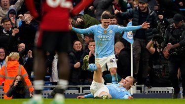 Erling Haaland, derecha, del Manchester City, celebra con Phil Foden, después de anotar el tercer gol de su equipo durante un partido de fútbol de la Premier League inglesa entre Manchester City y Manchester United en el estadio Etihad de Manchester, Inglaterra, el domingo 3 de marzo de 2024.&nbsp;