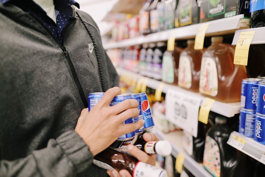 Un cliente compra productos de la compañía PepsiCo en un mercado.