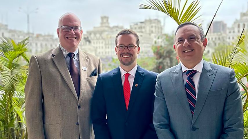 Orlando Gutiérrez-Boronat en Lima con el congresista Alejandro Carvero (centro) y el político local Jorge Villena.&nbsp;