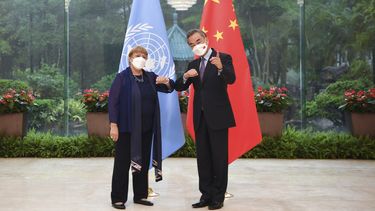 En esta imagen, distribuida por la agencia noticiosa Xinhua, el ministro de Exteriores de China, Wang Yi (derecha), saluda a la alta comisionada de la ONU para los derechos humanos, Michelle Bachelet, en Guangzhou, en la provincia de Guangdong, en el sur de China, el 23 de mayo de 2022.&nbsp;
