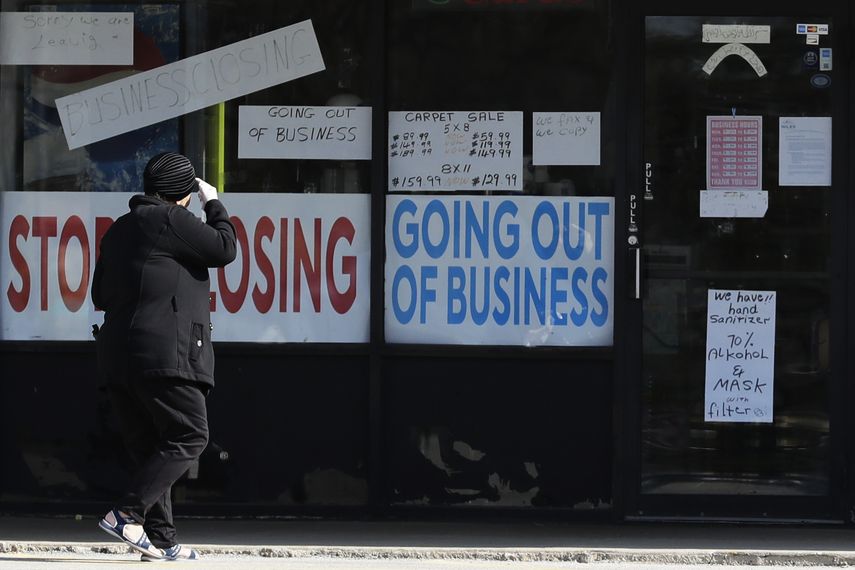 Una mujer camina frente a un negocio cerrado en Niles, Illinois&nbsp;