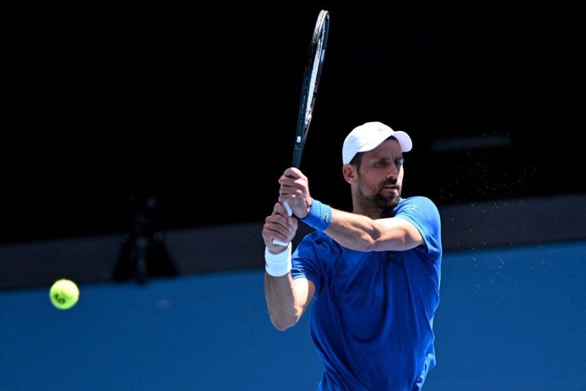 El serbio Novak Djokovic durante un entrenamiento antes del inicio del Abierto de Australia, el 9 de enero de 2025.