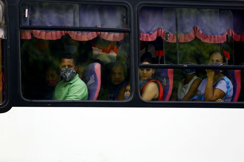 La normalidad relativa y vigilada que entr&oacute; en vigor el lunes en Venezuela consist&iacute;a en un plan de cinco d&iacute;as de aislamiento flexible y diez d&iacute;as de cuarentena para los diez sectores productivos que se han reactivado.