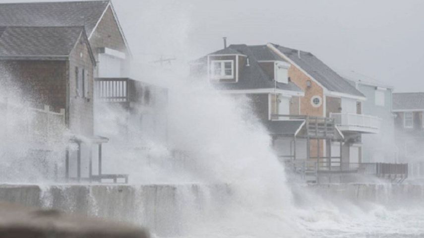 Se prevé que la tormenta cause graves daños de nuevo cuando suba la marea porque durará hasta el sábado y el viento impulsará el agua hacia tierra.