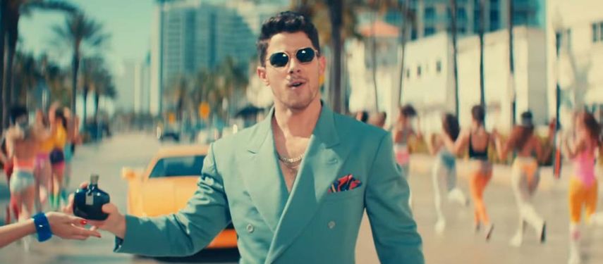 Se trata de un tema luminoso y pegadizo, cuyo videoclip resulta de lo más divertido, con los miembros del grupo tratando de ser guays y consiguiéndolo solo a medias.