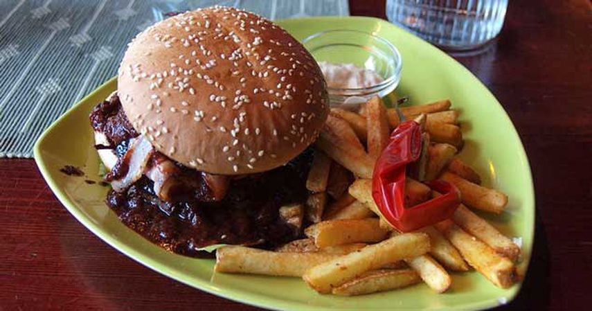 La comida chatarra es la #1 de la lista. Tiene bajo valor nutricional estimula la secreción de la dopamina, una hormona que produce placer. Esa sensación placentera se hace menos intensa de modo que la persona necesita comer más y más.