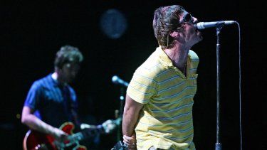 Los músicos británicos Liam y Noel Gallagher, miembros del grupo Oasis, actúan durante su concierto en el Festival Internacional de Benicasim, en Benicasim, Castellón, el 7 de agosto de 2005.&nbsp;