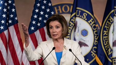 La presidenta de la Cámara de Representantes, Nancy Pelosi, habla en conferencia de prensa en el Capitolio, en Washington.
