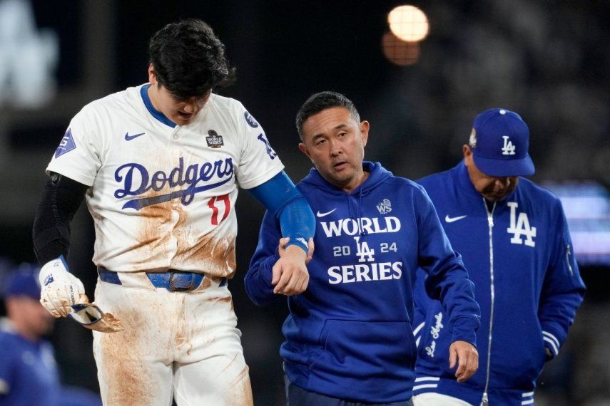 El japonés Shohei Ohtani, de los Dodgers de Los Ángeles, abandona el terreno tras lastimarse en el segundo juego de la Serie Mundial ante los Yanquis de Nueva York, el sábado 26 de octubre de 2024.