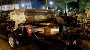 Ataúdes para los cuerpos de los reclusos muertos en un motín en la penitenciaría Litoral se encuentran en un camión al lado de la morgue en Guayaquil, Ecuador, el miércoles 29 de septiembre de 2021.&nbsp;