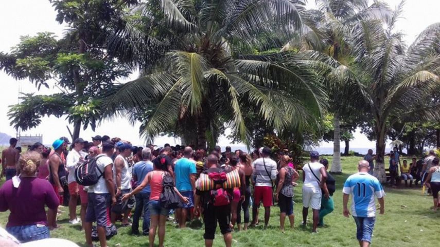 Un grupo de migrantes cubanos a punto de embarcarse para Puerto Obaldía.