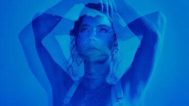 La artista colombiana Duina del Mar estrena su primer trabajo discográfico titulado “AZUL”.