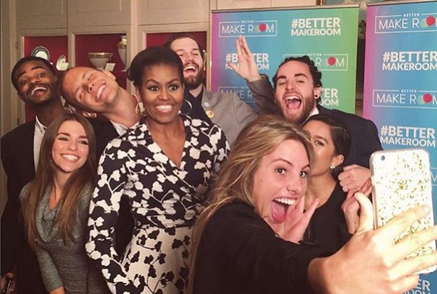 Lele Pons sostiene el teléfono para una una divertida foto junto a Michelle Obama. (CAPTURA DE PANTALLA)