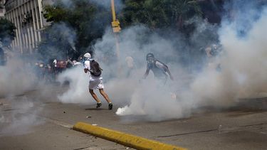 Manifestantes opositores se enfrentan con la Policía Nacional Bolivariana (PNB) en Caracas