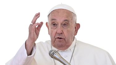 El Papa Francisco hace la señal de la cruz durante la audiencia general semanal del 5 de junio de 2024 en la plaza de San Pedro en el Vaticano. &nbsp; &nbsp;