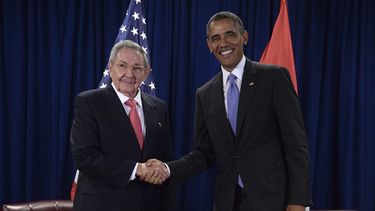 El presidente de Estados Unidos, Barack Obama (dcha), se reúne con su homólogo cubano, Raúl Castro, en la sede de las Naciones Unidas en Nueva York (Estados Unidos) el 29 de septiembre de 2015 (EFE/Archivo)