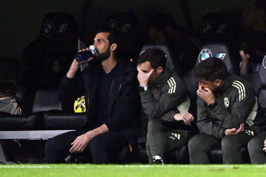 El entrenador español del Real Madrid, Álvaro Arbeloa, bebe durante el partido de fútbol de la liga española entre el Real Madrid CF y el Getafe CF en el estadio Santiago Bernabéu de Madrid el 2 de marzo de 2026.&nbsp;
