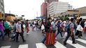 Personas caminan por el centro de Lima, Perú, el 23 de diciembre de 2020. El país alcanzó este mes 1 millón de casos de coronavirus COVID-19.