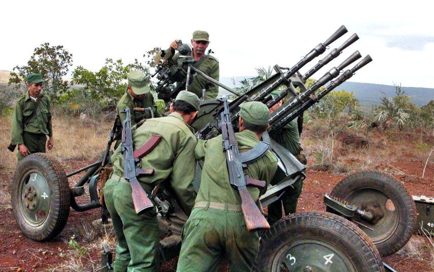 Soldados cubanos maniobran una ametralladora antiaérea, popularmente conocida como cuatro bocas.&nbsp;