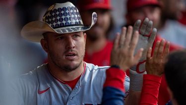 Mike Trout de los Angelinos de Los Ángeles celebra en la caseta tras pegar un jonrón de dos carreras ante el abridor de los Guardianes de Cleveland, Konnor Pilkington, durante la quinta entrada del juego de las Grandes Ligas, el lunes 12 de septiembre de 2022, en Cleveland.&nbsp;