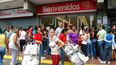 La nación caribeña que cuenta con las mayores reservas probadas de petróleo del mundo atraviesa una crisis económica debido a la caída de los precios del crudo, además de tener una escasez generalizada (ARCHIVO)