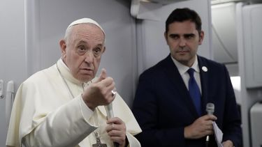El papa Francisco (i) junto al portavoz del Vaticano, Alessandro Gisotti, responde a las preguntas de los periodistas durante un vuelo este domingo desde Panamá a Ciudad del Vaticano.