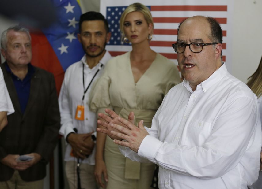 El líder de la oposición venezolana, Julio Borges, a la derecha, habla con los medios después de una reunión con Ivanka Trump en un refugio para migrantes en La Parada, cerca de Cúcuta, Colombia.