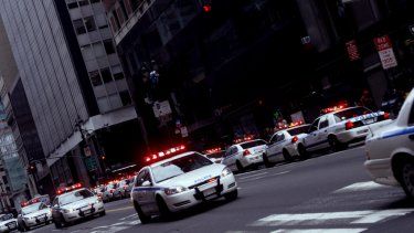 Patrullas de la policía rodean la escena donde ocurrieron los hechos.