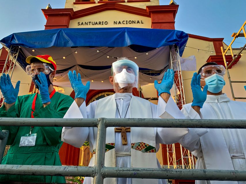 Sacerdotes reciben a los peregrinos durante la procesión de San Lázaro en El Rincón, provincia de La Habana, Cuba, el 17 de diciembre de 2020. &nbsp;