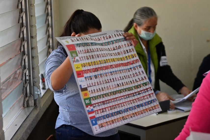La gente emitió su voto en un colegio electoral durante las elecciones generales, en Tegucigalpa, el 28 de noviembre de 2021. Honduras se preparó para una posible violencia cuando se abrieron las urnas el domingo para elegir un nuevo presidente para reemplazar a Juan Orlando Hernández, una figura controvertida acusada de tráfico de drogas en los Estados Unidos.