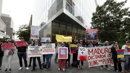 Venezolanos en Nueva York participan en una manifestación contra la firma estadounidense de inversiones Goldman Sachs. 