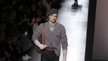 Un modelo presenta piezas de la colecci&oacute;n para caballeros de Dior oto&ntilde;o-invierno 2020-2021 presentada en Par&iacute;s el viernes 17 de enero de 2020.