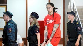 En foto del 7 de julio del 2022, la basquetbolista estadounidense Brittney Griner es escoltada a la corte en Khimki, a las afueras de Moscú, para una audiencia. El martes 12 de julio del 2022, LeBron James critica el manejo del caso de Griner por parte del gobierno de Estados Unidos. 