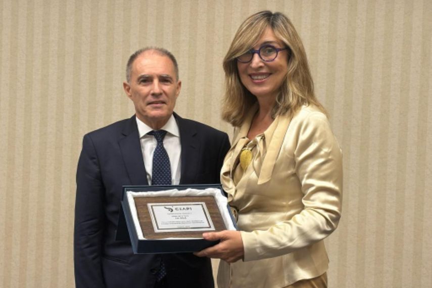 El presidente de La Viga, Diego de la Torre, representante de los empresarios de Perú, recibió el reconocimiento de manos de Núria Vilanova, presidenta de CEAPI