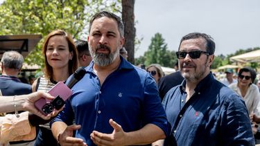 La portavoz de Vox en la Asamblea de Madrid, Isabel Pérez Moñino, el presidente de Vox, Santiago Abascal, y el presidente de Vox en Madrid, José Antonio Fúster, atienden a los medios de comunicación antes de una comida con afiliados y simpatizantes de Vox, en El Jardín de la Chalota, a 1 de junio de 2025, en Navalagamella, Madrid (España).