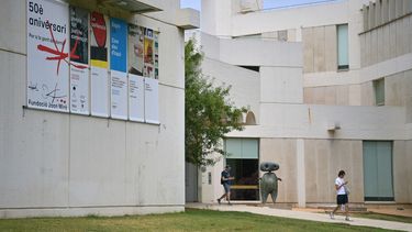 Dos personas pasan junto a la escultura de Joan Miró titulada Personaje (1970) a la salida de la Fundació Joan Miró de Barcelona, el 7 de junio de 2025. &nbsp; &nbsp; &nbsp;
