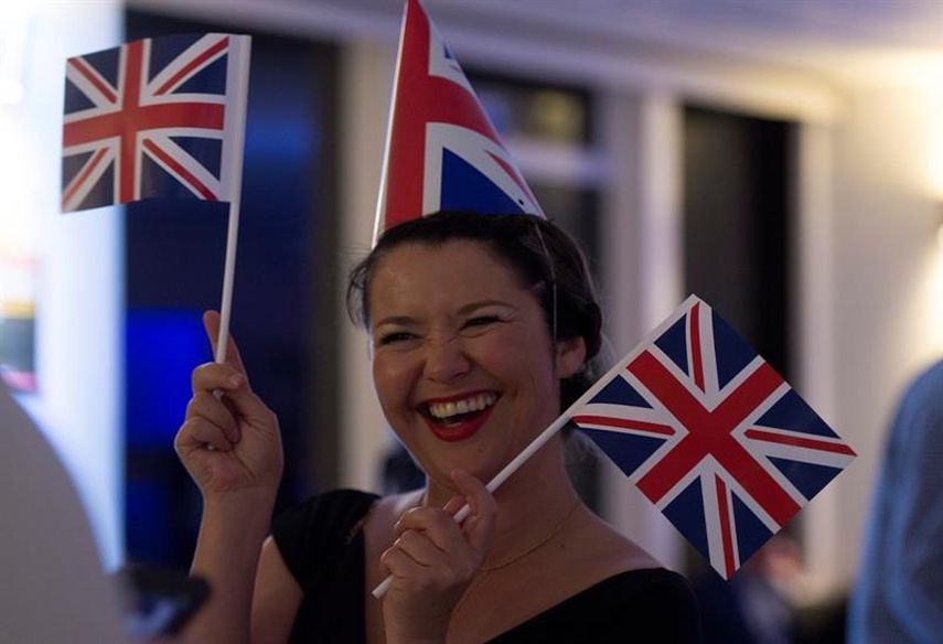 Una mujer celebra la decisión de que el Reino Unido salga de la Unión Eruropea (EFE)