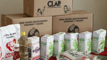 Las cajas contienen latas de atún, aceite vegetal, arroz, azúcar, harina de maíz, un producto lácteo en polvo, espagueti, frijoles, salsa de tomate y mayonesa.