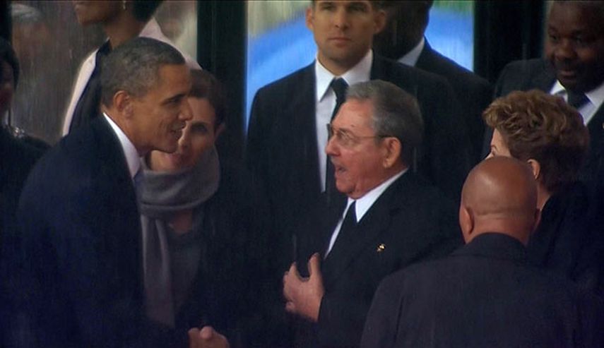 En esta imagen Barack Obama saluda el gobernante cubano Raúl Castro en el FNB Stadium, en Soweto, Sudáfrica. (AP Photo/SABC Pool)