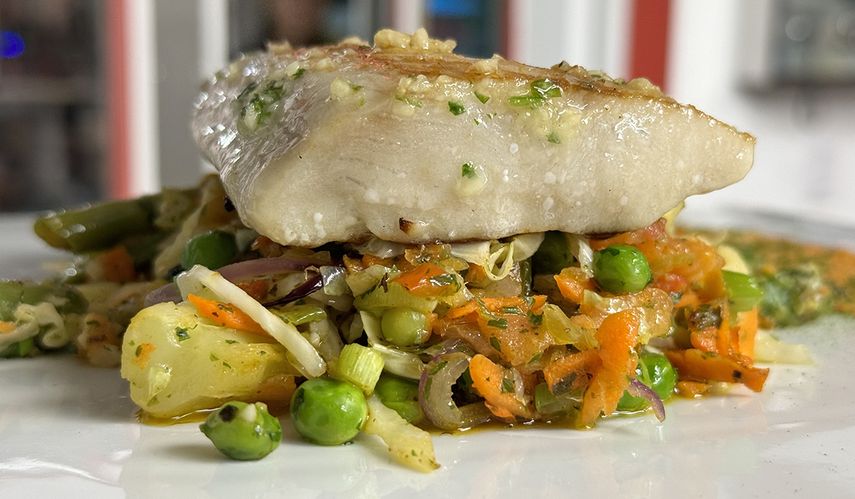 Mahi mahi en papillote con verduras frescas.